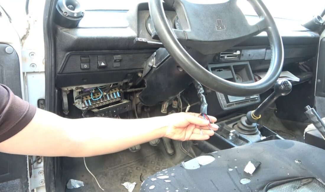 Isparta’da bir muhtara ait aracın park halindeyken elektrik kabloları kesilerek