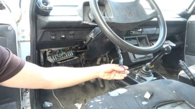 Isparta’da bir muhtara ait aracın park halindeyken elektrik kabloları kesilerek