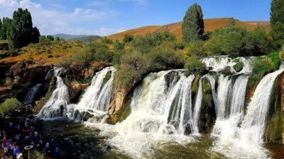 Van’ın Muradiye ilçesine ailesiyle birlikte pikniğe gelen ve suya düşerek