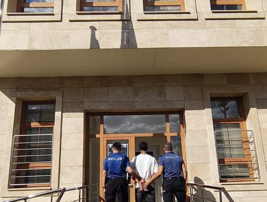 Varto ilçesinde gerçekleştirilen polis operasyonunda, daha önceden hırsızlık suçundan 3