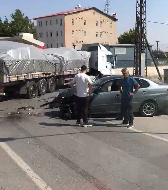 Muş’ta meydana gelen trafik kazasında, bir tır ile otomobilin çarpışması