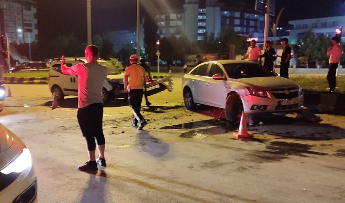 Muş’ta Hastane Kavşağı’nda meydana gelen trafik kazasında 2 kişi hafif