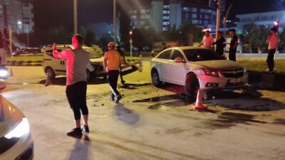 Muş’ta Hastane Kavşağı’nda meydana gelen trafik kazasında 2 kişi hafif