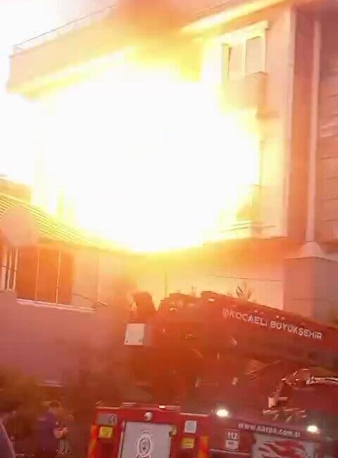 Kocaeli’nin Darıca ilçesinde bulunan 4 katlı bir binada çıkan yangına
