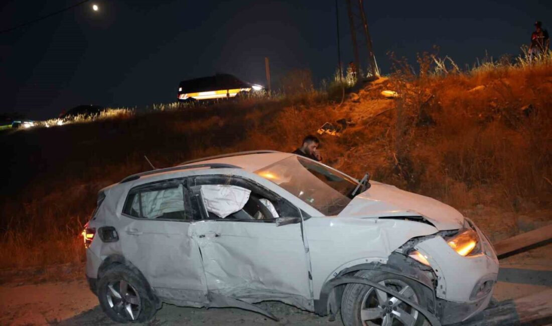 Gurbetçi ailenin aracının lastiği Nevşehir’de patladı, araç yol kenarındaki elektrik