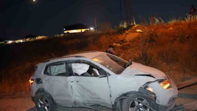 Gurbetçi ailenin aracının lastiği Nevşehir’de patladı, araç yol kenarındaki elektrik