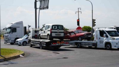 Niğde-Bor yolunda hafif ticari araç ile otomobilin çarpışması sonucu 3