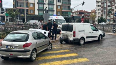 Niğde ilinde yoğun yağışın ardından meydana gelen zincirleme trafik kazasında