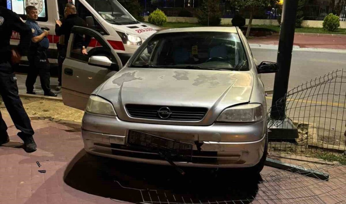 Niğde’de Süleyman Fethi Caddesi’nde meydana gelen trafik kazasında, bir otomobil