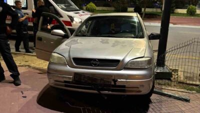 Niğde’de Süleyman Fethi Caddesi’nde meydana gelen trafik kazasında, bir otomobil