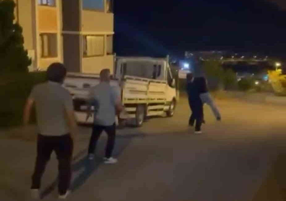 Karabük ilinde, iddiaya göre oğluna mesaj atan gençle sokakta tartışan