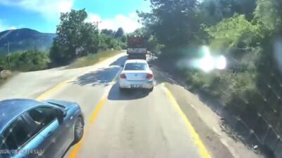 Karabük-Bartın karayolunda bir otomobil sürücüsü, tırı hatalı bir şekilde sollamaya