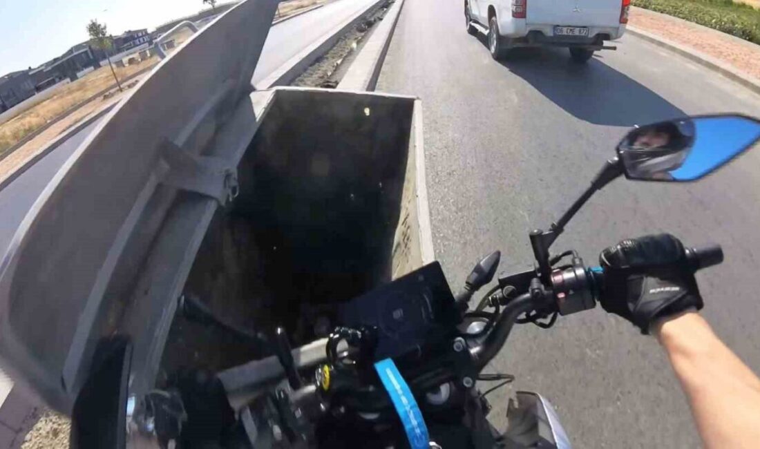 Eskişehir’de, Zincirlikuyu Mahallesi Gürhan Sokak’ta bir motosiklet sürücüsü, önündeki aracı