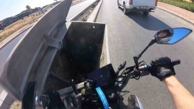 Eskişehir’de, Zincirlikuyu Mahallesi Gürhan Sokak’ta bir motosiklet sürücüsü, önündeki aracı