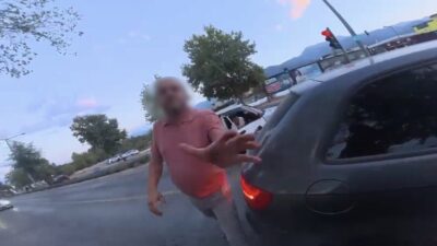 Denizli’de seyir halindeyken motosiklet sürücüsüyle tartışan bir sürücü, ardından otomobiliyle