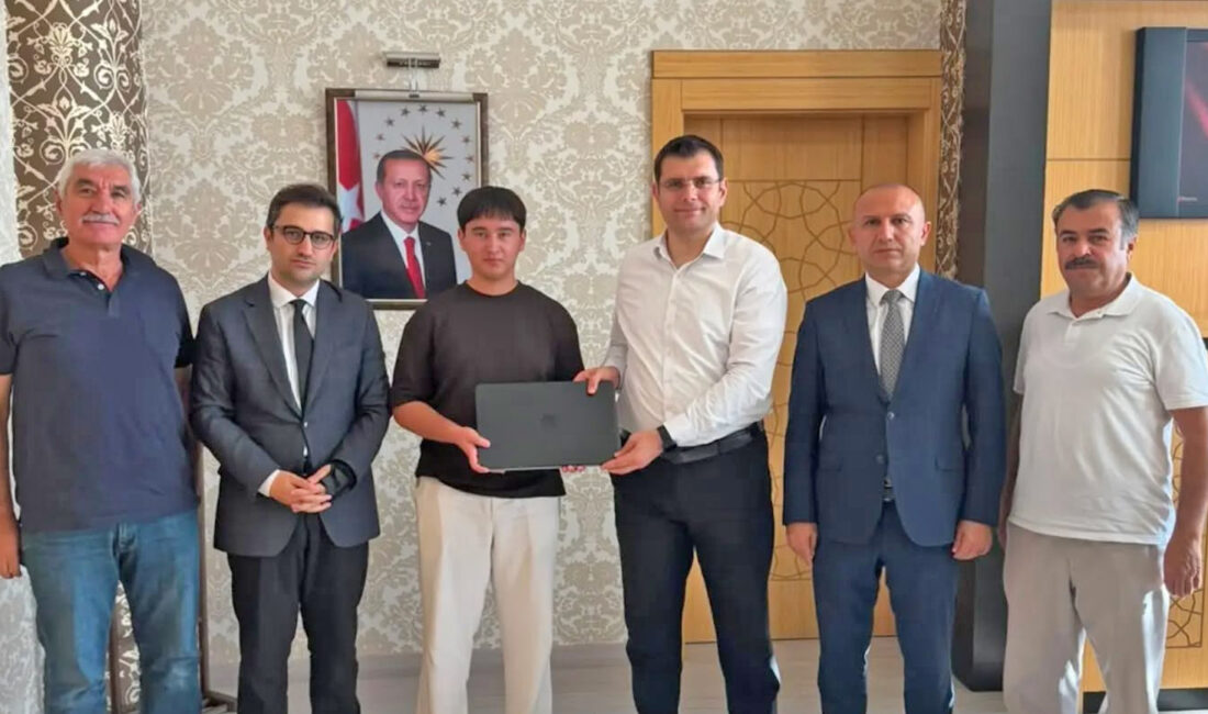Yerköy Rabia Koyunbaşoğlu Anadolu Lisesi öğrencisi Efendi Açıkgöz, geliştirdiği “Derman: