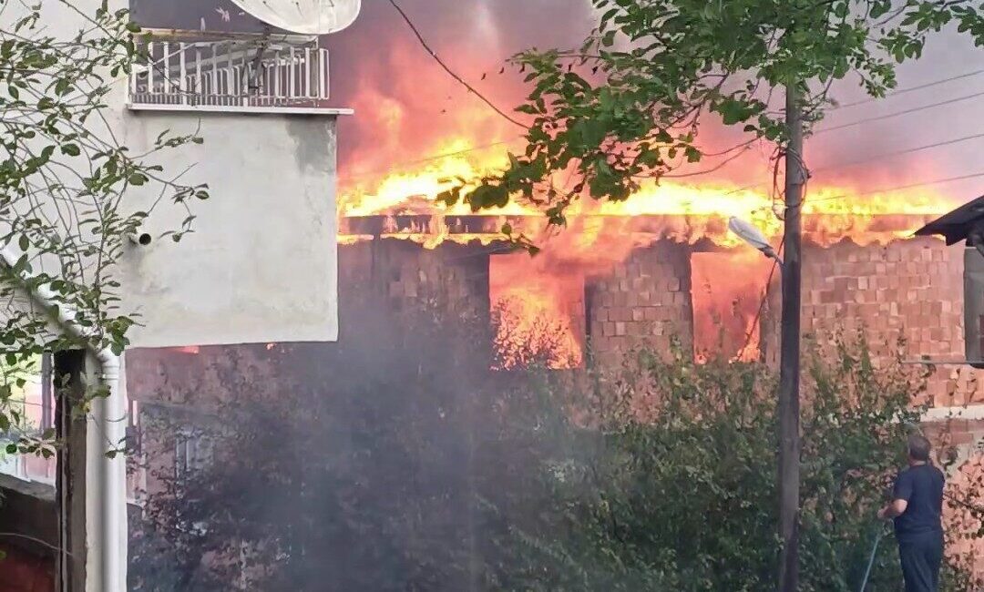 Ünye ilçesinde bulunan bir evin çatı katında meydana gelen yangın