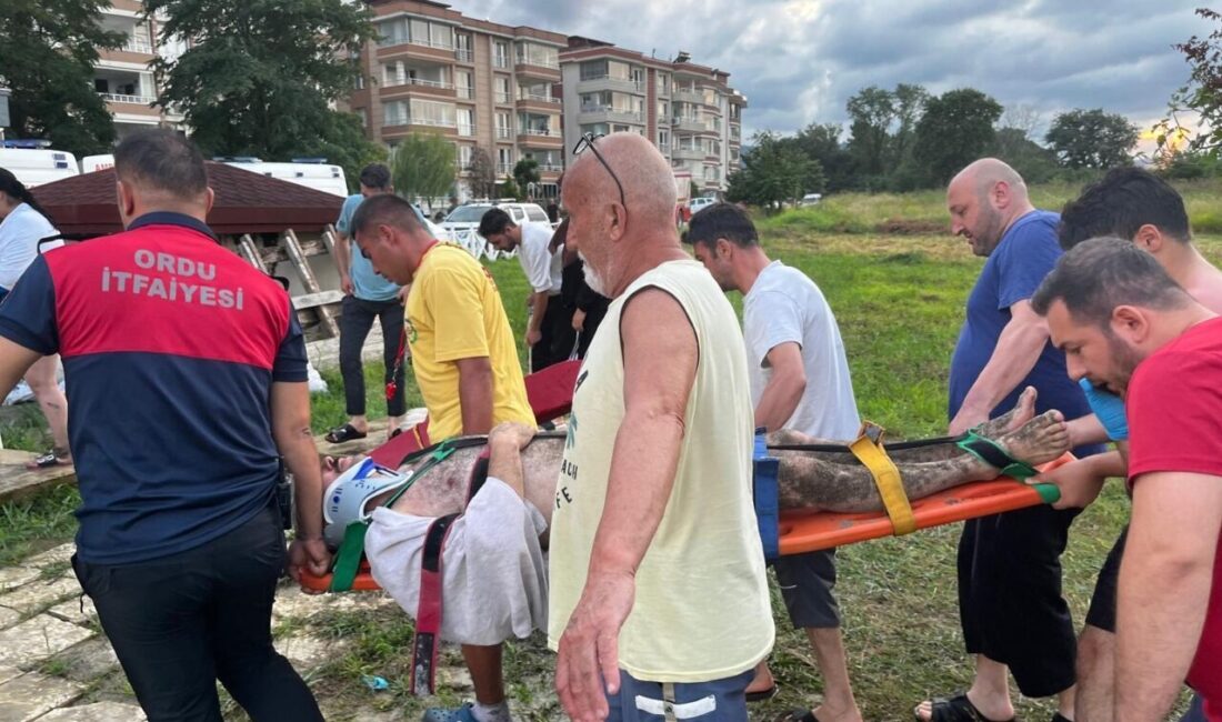 Ünye ilçesinde denizde boğulma tehlikesi geçiren ve kurtarılan 3 kişi