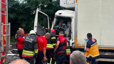 Fatsa ilçesinde meydana gelen zincirleme trafik kazasında 2 kamyon, 1