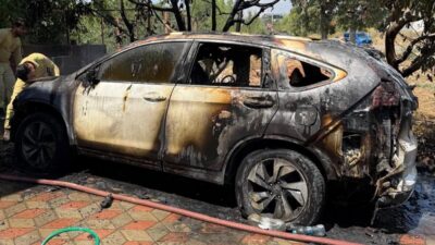 Mersin’de bir evin önünde park halinde bulunan araç aniden alev
