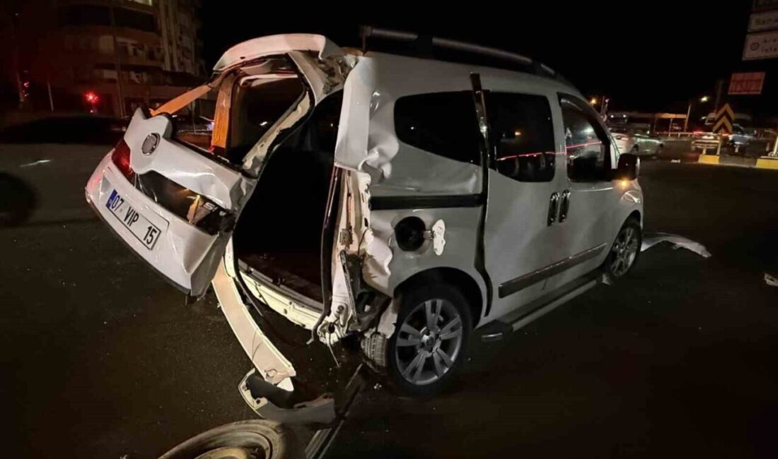 Serik ilçesinde meydana gelen zincirleme trafik kazasında 3 araç birbirine