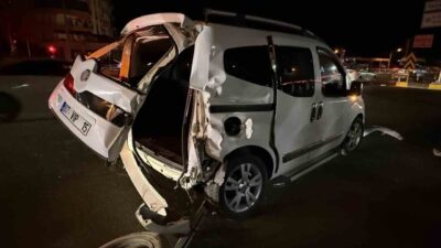 Serik ilçesinde meydana gelen zincirleme trafik kazasında 3 araç birbirine