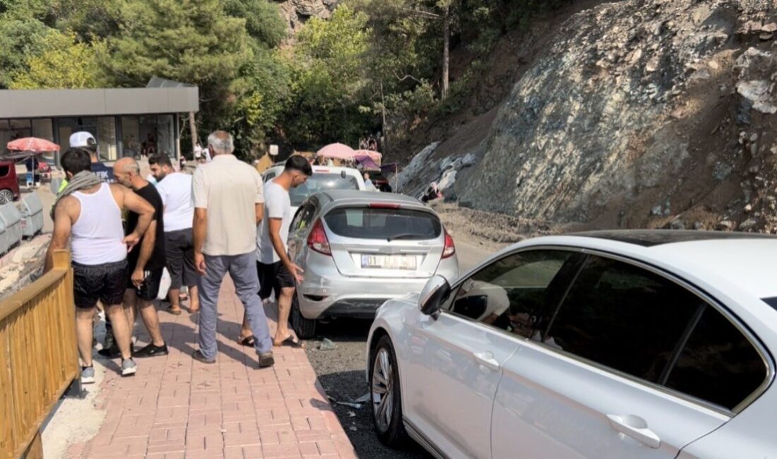 Osmaniye’de bir otomobilin başka bir araçla çarpışması sonucu meydana gelen