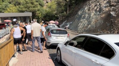 Osmaniye’de bir otomobilin başka bir araçla çarpışması sonucu meydana gelen