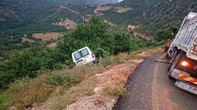 Sumbas ilçesinde, yağış nedeniyle yoldan çıkan bir hafif ticari araç,