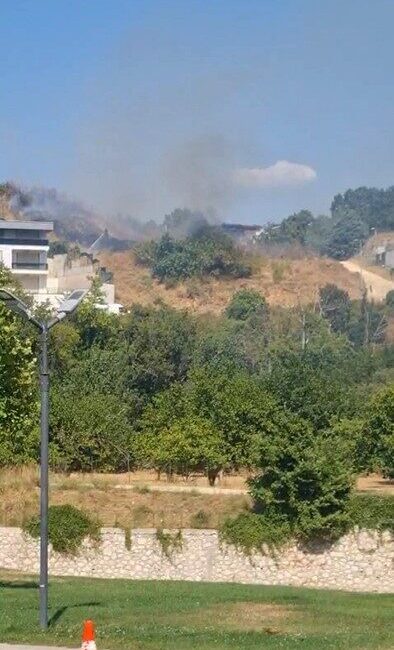Nilüfer ilçesindeki otluk alanda yangın çıktı ve itfaiye ekiplerinin hızlı