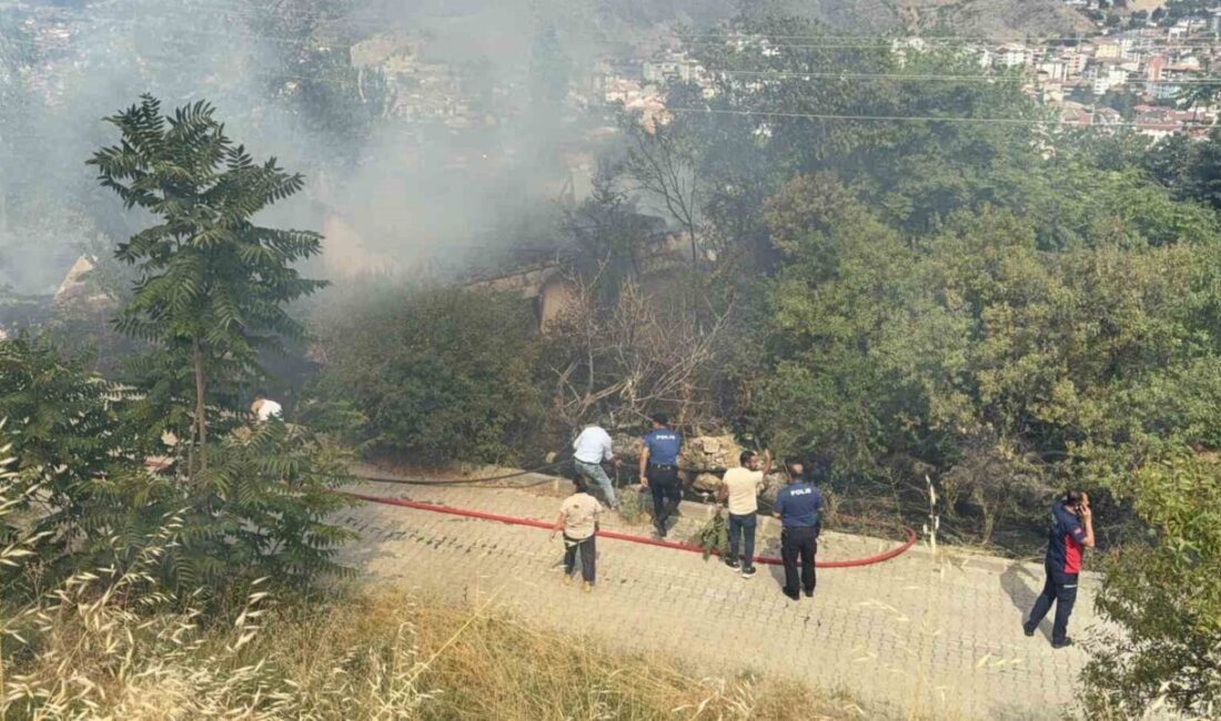 Tokat’ta, Akdeğirmen Mahallesi Koşakavak Sokak’ta bir otluk alanda çıkan yangın,