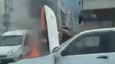 Bursa’da bir otomobil seyir halindeyken aniden motor kısmından alev aldı.