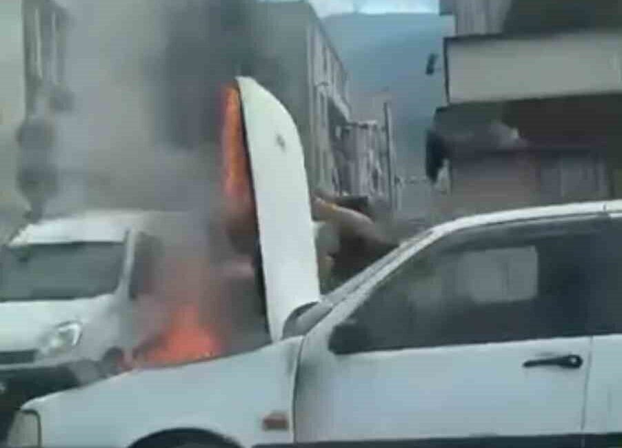 Bursa’da bir otomobil seyir halindeyken aniden motor kısmından alev aldı.