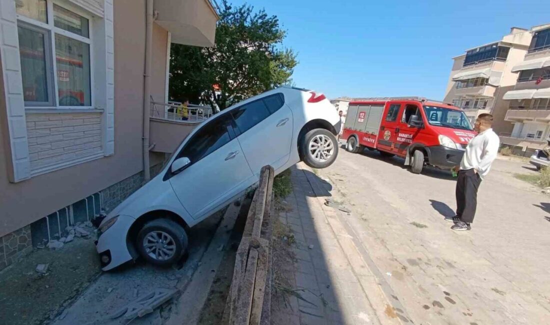 Kırklareli’nin Babaeski ilçesinde, bir apartmanın bahçe duvarına asılı kalan bir