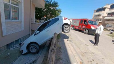 Kırklareli’nin Babaeski ilçesinde, bir apartmanın bahçe duvarına asılı kalan bir