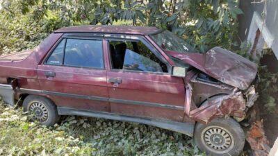 Alaplı ilçesinde meydana gelen trafik kazasında otomobilin boş kulübeye çarpması