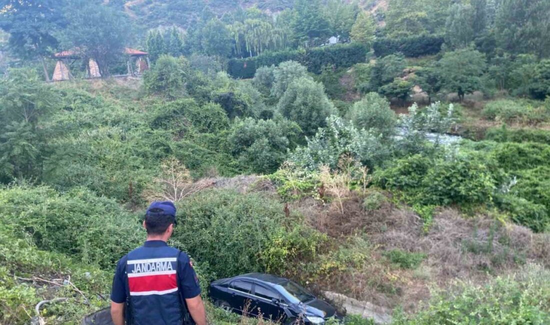 Bilecik merkezinde meydana gelen trafik kazasında bir otomobil dere yatağına