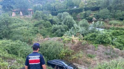 Bilecik merkezinde meydana gelen trafik kazasında bir otomobil dere yatağına