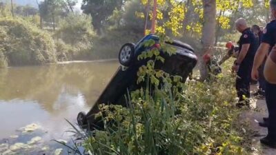 Kocaeli’nin Kartepe ilçesinde, bir vatandaşın derede uçan bir otomobili fark