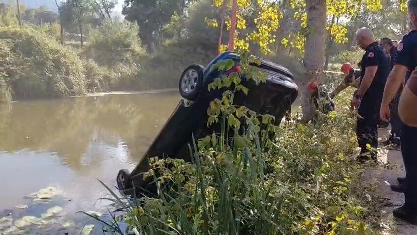 Kocaeli’nin Kartepe ilçesinde, bir vatandaşın derede uçan bir otomobili fark