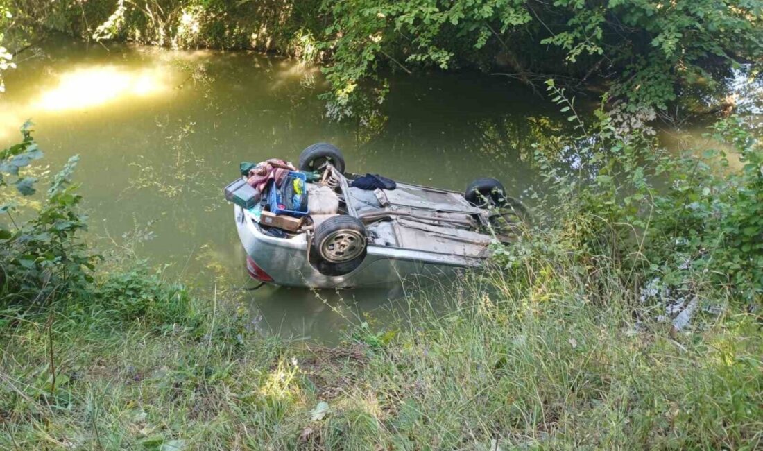 Kocaeli’nin İzmit ilçesinde bir otomobilin kontrolünden çıkarak dereye yuvarlandığı bir