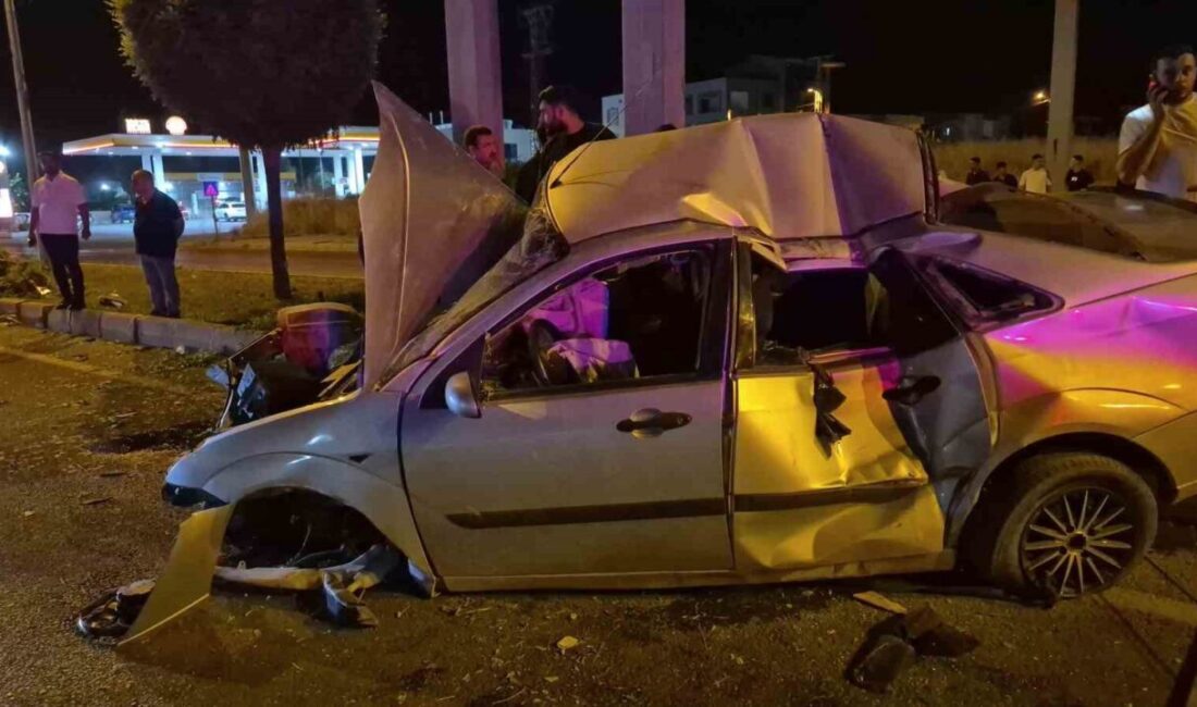 Adıyaman’da bir otomobilin kontrolünden çıkarak direğe çarpması sonucu meydana gelen