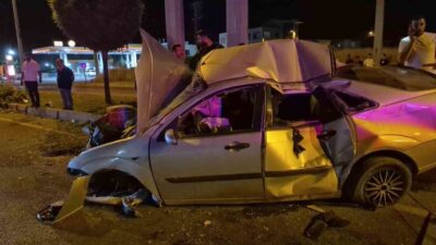Adıyaman’da bir otomobilin kontrolünden çıkarak direğe çarpması sonucu meydana gelen