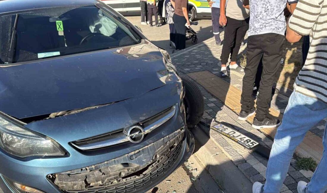 Eskişehir’de meydana gelen bir trafik kazasında otomobil ile minibüs çarpıştı