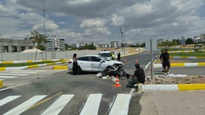Adıyaman’da meydana gelen bir trafik kazasında otomobil ile motosiklet çarpıştı