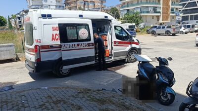 Manavgat ilçesinde motosiklet ile otomobilin çarpışması sonucu meydana gelen kazada