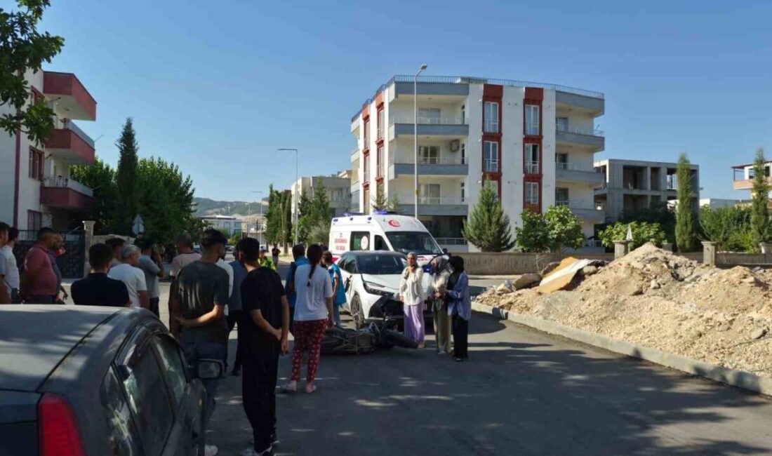 Adıyaman’da bir otomobil ile motosikletin çarpışması sonucu 2 kişi yaralandı.