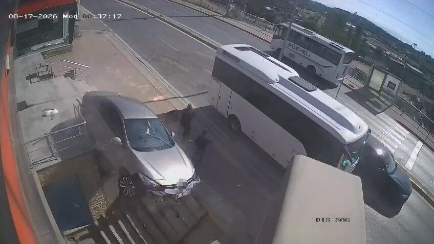 Kocaeli’nde meydana gelen bir trafik kazasında, otomobil kontrolden çıkarak korkulukları