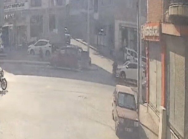 Eskişehir’de meydana gelen trafik kazasında bir otomobil ile motosikletin çarpışması