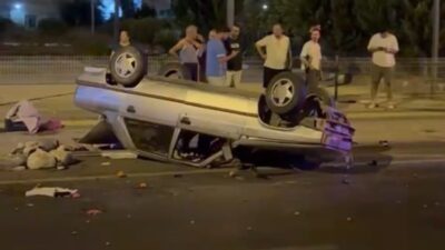 Mersin’in Erdemli ilçesinde park halindeki araca çarpan bir otomobilin devrilmesi